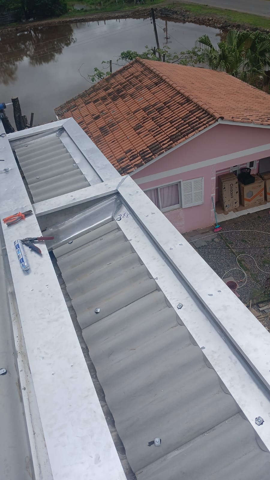 Dutos de ventilação em prédio comercial