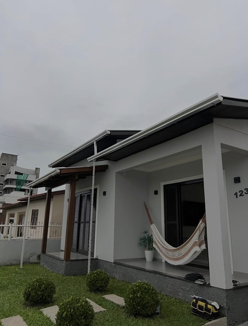 Calha de alumínio instalada em residência